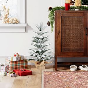 Mini sapin de Noël artificiel floqué de 60 cm avec 85 branches en PE, arbre de Noël de table pour la maison et le bureau, base en toile de jute - Product Image 5