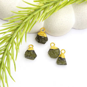 Pendentif en Moldavite naturelle brute, plaqué or, pendentif Moldavite pour la guérison, bijoux faits à la main, cadeau de Saint-Valentin pour l'amour - Product Image 4