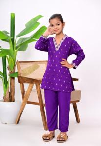 Conjunto de Salwar Kameez Moderno de Alta Calidad, Largo hasta el Suelo, de Algodón Elástico de Secado Rápido, con Estampado Floral Morado para Niñas, con Protección Solar - Product Image 3