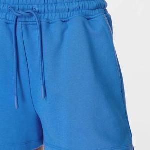 กางเกงขาสั้นผู้หญิงคุณภาพสูงขายส่งแบบกำหนดเอง ผ้าฝ้าย 100% เป็นมิตรกับสิ่งแวดล้อม ระบายอากาศได้ดี สไตล์สตรีทแวร์ ลายสก็อต ผ้าฟลีซลำลองสำหรับฤดูร้อน - Product Image 4