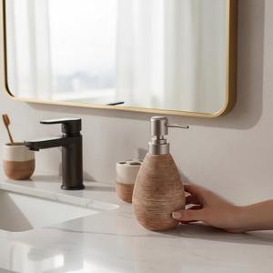 Distributeur de savon en céramique minimaliste, pompe à savon élégante, rechargeable, accessoire de salle de bain ou de cuisine, provenant d'Inde - Product Image 3