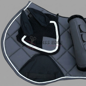 Conjunto profesional de equipo para salto ecuestre: almohadilla contorneada para silla de montar, botas de salto con frente abierto y gorro antimoscas de ganchillo hecho a mano - Product Image 4
