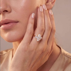 Glamoroso anillo de compromiso de oro rosa de 9 quilates con diamantes de laboratorio de corte Moval y media luna, 3.74 CTW - Product Image 5