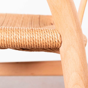 Silla de Comedor DreamCraft con Respaldo de Listones de Madera Maciza y Cómodo Apoyabrazos, Origen Vietnam - Product Image 4