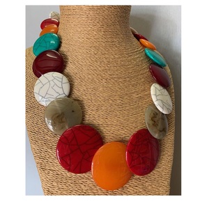Collar de Cuentas de Resina Hecho a Mano con Colgante de la Paz, Joyería de Moda Linda para Mujer, Marca APEX ALIGN, para Fiestas y Ocasiones Especiales, Personalizado en Uttar Pradesh - Product Image 1