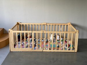 Parque de juegos de madera para bebés, centro de actividades, tamaño y forma ajustables, corral portátil, valla ecológica y duradera para bebés, área de juegos con puerta. - Product Image 1