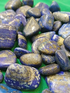 Pierre de Lapis Lazuli Naturelle de Qualité Supérieure, Polie, Cristal Bleu pour la Sagesse, la Communication et la Concentration du Chakra du Troisième Œil - Product Image 1