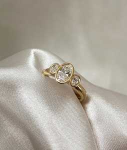Bague de fiançailles ovale en diamant de laboratoire de 1,5 carat – Bague à trois pierres serties en or massif ou en argent - Product Image 4
