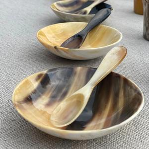 Bol en corne de buffle traditionnel de qualité supérieure pour servir des salades et des fruits en cuisine, vaisselle naturelle faite à la main, disponible à la vente - Product Image 1