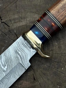 Cuchillo Bowie de Camping Personalizado OEM Hecho a Mano con Punta Clip de Acero de Damasco de 3mm, Mango de Madera+Resina+Latón, Funda de Cuero, 15 Pulgadas - Product Image 4