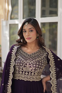 Robes Anarkali indiennes tendance en tissu Faux Blooming avec broderies Zari et travail de sequins, pour mariage, à manches longues. - Product Image 6