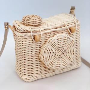 Joli jouet caméra en rotin avec poignée, panier tressé pour tout-petits, panier de rangement ludique pour enfants - Product Image 1