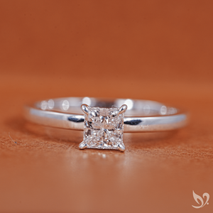 แหวนเพชรทรงปรินเซสคัท 0.50 กะรัต เพชรเลี้ยงในห้องปฏิบัติการ ทอง 10K รับรองโดย IGI แหวนเพชรเม็ดเดี่ยวแบบซ่อนรัศมี สำหรับผู้หญิง - Product Image 1
