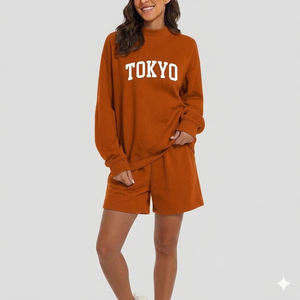 Conjunto de Camiseta de Cuello Alto y Pantalones Cortos para Mujer, Diseño Elegante y Estructurado de Dos Piezas con Forma Refinada - Product Image 1