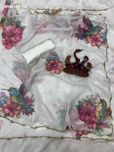 ผ้าไหมเทบบี้พิมพ์ลายดอกไม้สุดหรูหรา สีสันสวยงามทันสมัย พร้อมงานปักด้วยมือด้วยไหมพรมและมุก ผลิตโดยผู้ผลิตผ้าส่าหรีจากเมืองสุรัต - Product Image 2