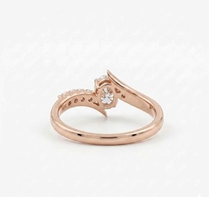 Bague de fiançailles moderne à bande incurvée, diamant ovale 0,65 carat, alliance de mariage unique torsadée pour femme en or rose 14 carats - Product Image 5