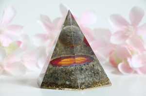 Pyramide d'orgone en Labradorite avec boule de Labradorite Pyramide d'orgonite hexagonale d'agate de Muntaha - Product Image 4