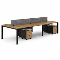 Poste de travail de bureau moderne pour quatre personnes avec dessus en imitation bois, panneaux de séparation gris, cadres noirs et supports de rangement mobiles