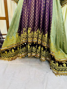Vestido bohemio largo hasta el suelo, bordado, con mangas abullonadas y detalles de cuentas en tela estampada en morado y verde. - Product Image 3