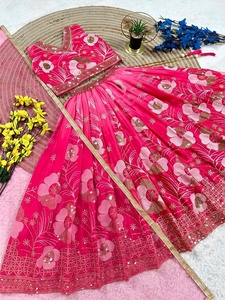 Ensemble Lehenga Choli traditionnel indien pour fille avec broderie florale et dupatta pour les occasions de mariage - Product Image 3
