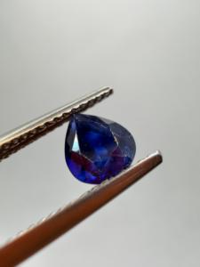 Zafiro Azul Natural Vívido en Forma de Pera de 1.30 Quilates, Piedra Preciosa Suelta de Ceilán, Sri Lanka, para Joyería Personalizada, Zehra Gems, con Juego de Color - Product Image 1