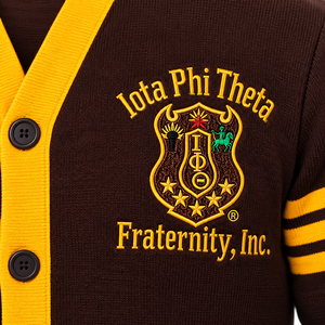 Suéter Cárdigan de Punto Marrón Dorado para Hombre Iota Phi Theta, Bordado con Letras Griegas de la Fraternidad, Cierre de Botones, Cuello en V, Estilo Universitario - Product Image 5