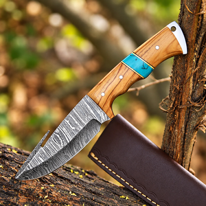 Cuchillo de desollar Black Smith 1987 hecho a mano, de acero de Damasco de grado industrial, con mango de madera, incrustaciones de turquesa y funda de cuero. - Product Image 1