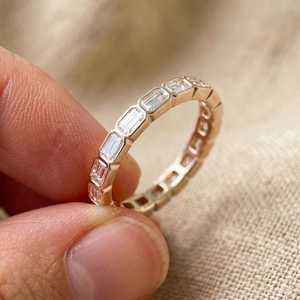 Anillo de eternidad completo con diamantes de corte esmeralda moderno, cultivados en laboratorio, con oro sólido de 14K, para boda, fiesta o regalo para ella. - Product Image 1