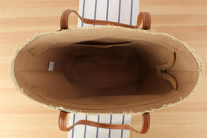 Destaca entre la multitud con este precioso bolso de hilo natural con un intrincado diseño de rayas y un agarre resistente, disponible hoy. - Product Image 6