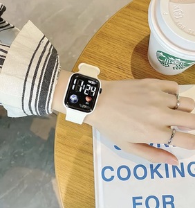 Montre connectée carrée numérique sportive INS pour hommes et femmes, idéale pour <span class=keywords><strong>les</strong></span> élèves du primaire, du collège et du lycée, avec un design cœur <span class=keywords><strong>de</strong></span> football. - Product Image 2