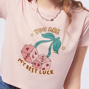 เสื้อยืดครอปสีชมพูสำหรับผู้หญิง พิมพ์ลายลูกเต๋าเชอร์รี่ แขนสั้น คอกลม สไตล์ลำลอง เสื้อฤดูร้อน ผ้าเจอร์ซีย์คอตตอน 100% - Product Image 4