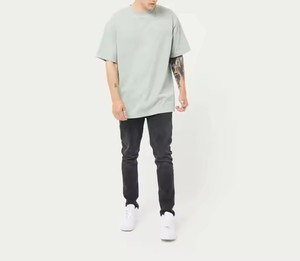 T-shirt homme col rond à épaules tombantes 100% coton, impression numérique personnalisée, avec logos brodés, faible quantité minimum de commande. - Product Image 3