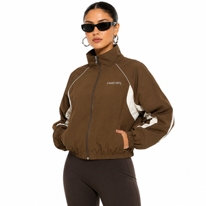 Conjuntos de dos piezas de sudadera corta y pantalones cortos de nailon casuales para mujer con logotipo personalizado, ropa deportiva con estampado de letras, chándales, chaquetas para hombre - Product Image 4