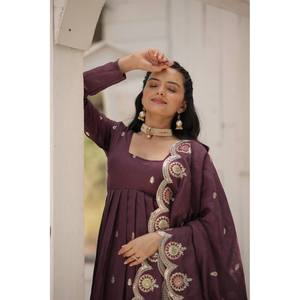 Magnifique Lehenga Choli en rayonne or rose brodé de sequins, taille XL, tenue de soirée avec des détails somptueux - Product Image 2