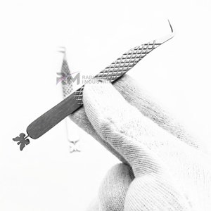 Pinza para Pestañas RMI Profesional con Acabado Espejo Plateado, Acero Inoxidable Japonés Sostenible de Alta Calidad, Logotipo Personalizado y Agarre de Diamante - Product Image 3