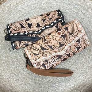 Cartera de Cuero Vacuno con Diseño Floral Hecho a Mano, con Ranuras para Tarjetas, Bolsillos para Efectivo y Correa de Muñeca Desmontable - Product Image 4