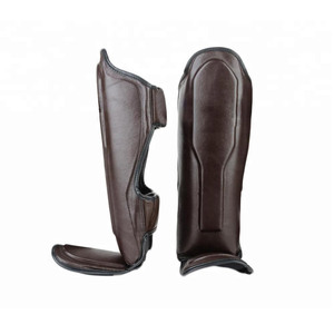 Espinilleras ligeras con carcasa exterior resistente, ideales para sesiones de entrenamiento y actividades deportivas diarias. - Product Image 1