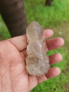 Sculpture de Bouddha bébé en quartz fumé – Un symbole sacré de mise à la terre, de protection et de calme émotionnel pour la maison - Product Image 2