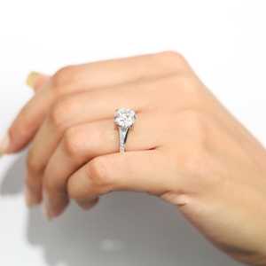 Bague en or massif 10K 14K 18K personnalisée avec diamant de laboratoire E VVS, solitaire ou demi-éternité, design fait main, fournisseur d'anneaux en or massif - Product Image 3