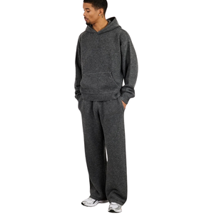 Conjunto Deportivo Informal de Dos Piezas para Hombre: Sudadera con Capucha Holgada y Bolsillo Canguro y Pantalones de Pierna Recta con Dobladillo Abierto y Cintura Elástica - Product Image 1