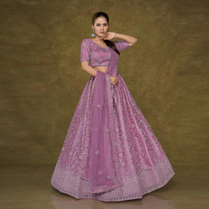 Lehenga Choli con intrincados adornos de Resham, falda amplia regal, blusa ajustada y dupatta fluida para celebraciones de boda - Product Image 1