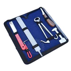 Kit d'outils de fermeur pour chevaux, comprenant : Pince à sabots pour poulains, Couteau à sabots courbé, Râpe à sabots, Couteau à sabots de précision et Outil de ramassage de sabots - Product Image 1