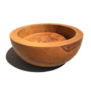 Cuenco de madera hecho a mano con diseño rústico único perfecto para cualquier decoración del hogar que muestre artesanía y vida de madera natural - Product Image 1