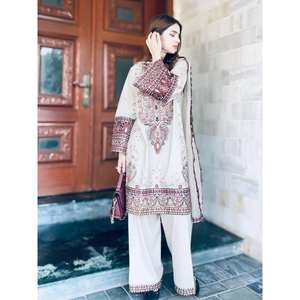 Costume de taille XL avec broderie de paillettes pour un look élégant - Product Image 4