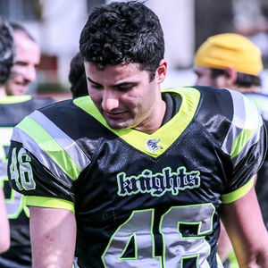 Camiseta de fútbol americano de corte atlético con inserciones de malla y paneles elásticos que permiten un flujo de aire óptimo y libertad de movimiento - Product Image 1