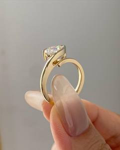 Bague ouverte à deux branches avec diamant de laboratoire en forme de poire de 2 carats, sertissage clos, certifiée IGI - Product Image 4