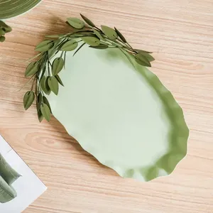 Plateau décoratif rectangulaire en or martelé de luxe, fait main, en métal texturé, pour centre de table et décoration intérieure - Product Image 1