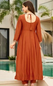 Ensemble Anarkali lourd avec motif Dori au dos, en pure soie Vichitra, Salwar Kameez de créateur sur mesure et confortable pour les fêtes et les Pooja - Product Image 2