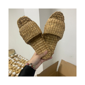 รองเท้าแตะสไลด์ทำมือจากผักตบชวาธรรมชาติ สไตล์มินิมอล สำหรับร้านค้าในรีสอร์ท - Product Image 1