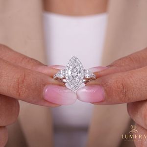 Anillo de compromiso de oro blanco con diamantes de laboratorio marquise de tres piedras con corte de pera y halo - Product Image 1
